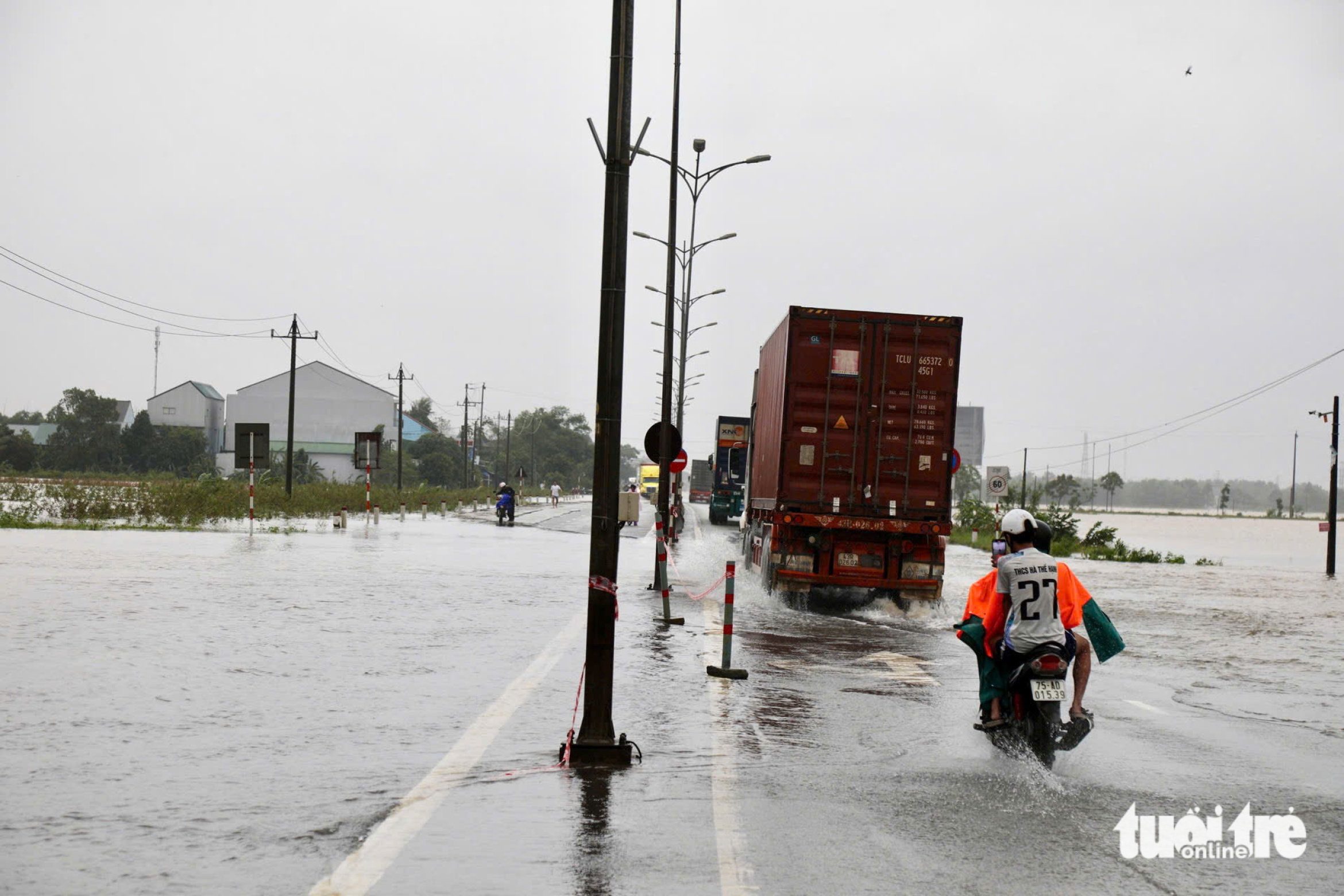 10月28日上午:大雨再次来袭,胡志明路西支线关闭